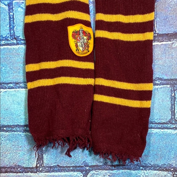 Harry Potter Gryffindor Striped Scarf - Picture 3 of 7